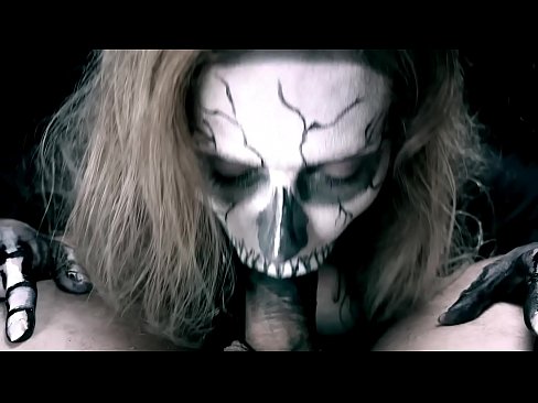 ❤️ Demona knabino suĉanta kokon per sia nigra buŝo kaj glutante kumon. ☑ Nur porno ĉe ni ❤