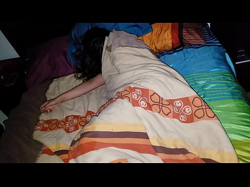 ❤️ Vicfilo kritikante sian junan duonpatrinon dum ŝi dormas. ☑ Nur porno ĉe ni ❤