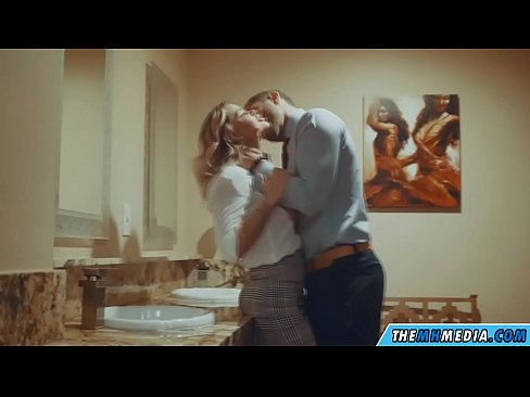 ❤️ Kiam belplena blondulo delogas vin en publika necesejo ☑ Nur porno ĉe ni ❤